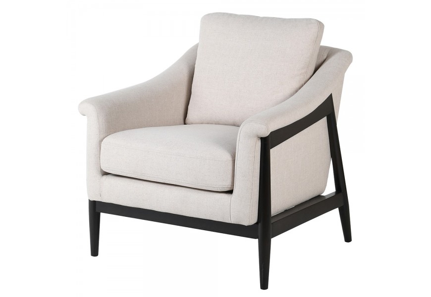 Luxusné kreslo Malbis v modernom štýle s off white bielym čalúnením a čiernymi masívnymi nožičkami