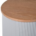 Masívny moderný okrúhly príručný stolík Bennion s doskou z orechovo hnedého dubového dreva s podstavou sivej farby 56cm