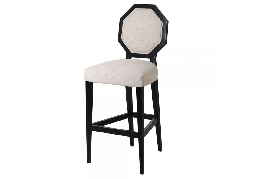 Luxusná barová stolička Malbis s chrbtovou opierkou s ôsmymi hranami v bielom čalúnení s čiernymi masívnymi nožičkami