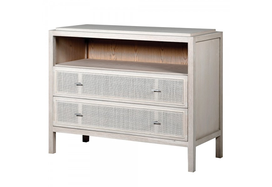 Provensálska drevená komoda Sazerto v sivom vyrezávanom masívnom vyhotovení s ratanovými zásuvkami a poličkou