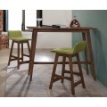 Dizajnová barová stolička Nordica Nogal z orechovo hnedého masívneho dreva s nízkou opierkou v zelenom čalúnení 77cm