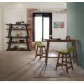 Dizajnová barová stolička Nordica Nogal z orechovo hnedého masívneho dreva s nízkou opierkou v zelenom čalúnení 77cm