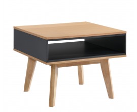 Dizajnový príručný stolík Nordica Clara v škandinávskom štýle zo svetlo hnedého dreva s čiernou kovovou poličkou