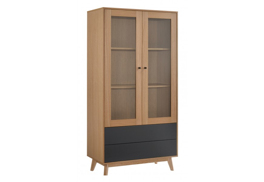 Luxusná škandinávska vitrína Nordica Clara zo svetlo hnedého masívu s presklenými dvierkami a čiernymi zásuvkami