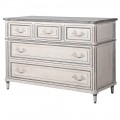 Vintage bielo-siv&aacute; komoda Corlys z borovicov&eacute;ho mas&iacute;vu s piatimi z&aacute;suvkami na nožičk&aacute;ch 125cm
