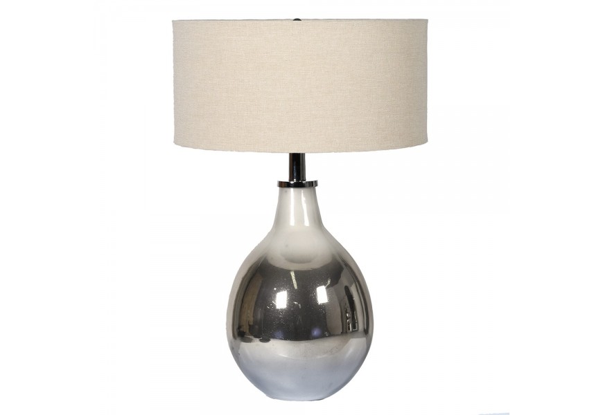 Dizajnová art deco stolná lampa Ulta so skleneným lesklým strieborným podstavcom s efektom perleťového odrazu a ľanovým krémovým tienidlom