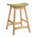 Moderná barová stolička Nordica Clara z dreveného masívu svetlo hnedej farby s polstrovaním zelenej farby v prevedení dub