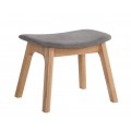 Dizajnová taburetka Nordica Clara zo svetlo hnedého dreva so svetlo sivým čalúnením v prevedení dub