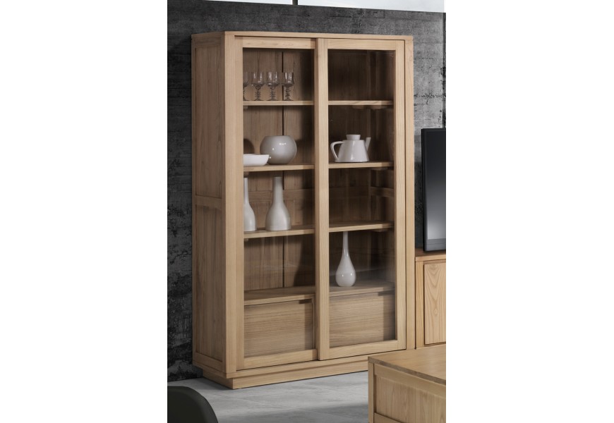 Presklená masívna vitrína Fjordar v škandinávskom štýle so štyrmi policami a posuvnými dverami hnedá