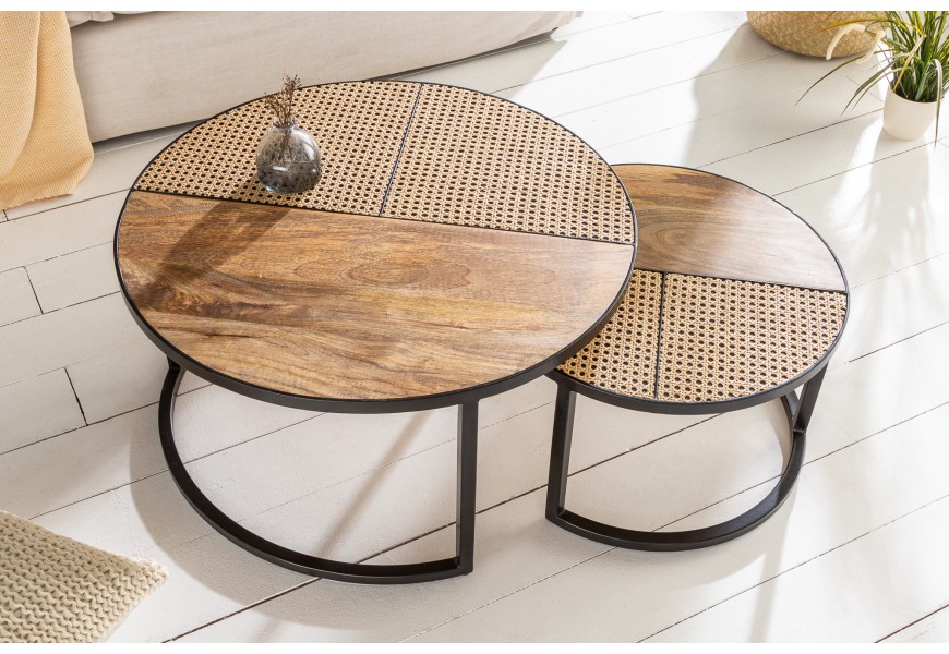 Industriálny set dvoch okrúhlych konferenčných stolíkov Elements z masívneho mangového dreva a ratanu