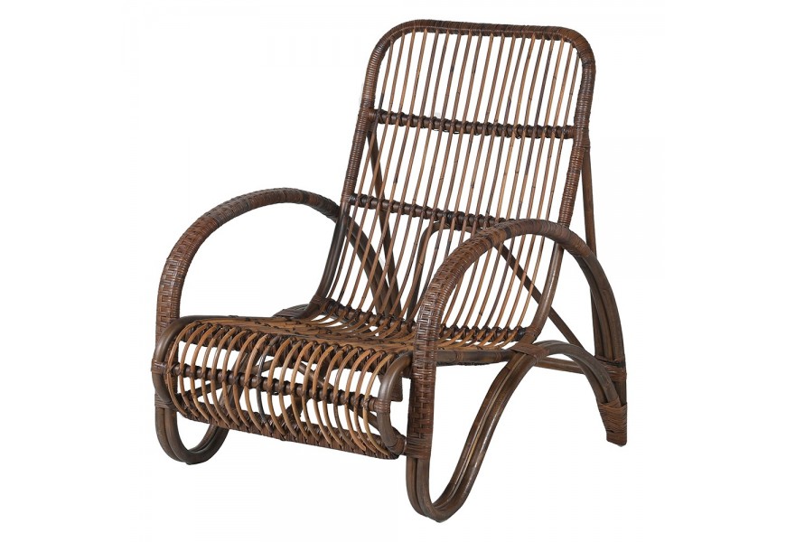 Ratanové hnedé nízke kreslo Ratana s riedkym výpletom a oblými opierkami na ruky v rustikálnom štýle