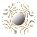 Exkluzívne kovové okrúhle nástenné zrkadlo Xaphania s kruhovou zrkadlovou pochou v hrubom ráme tvorenom tenkými dlhými pierkami zlatej farby v art-deco prevedení