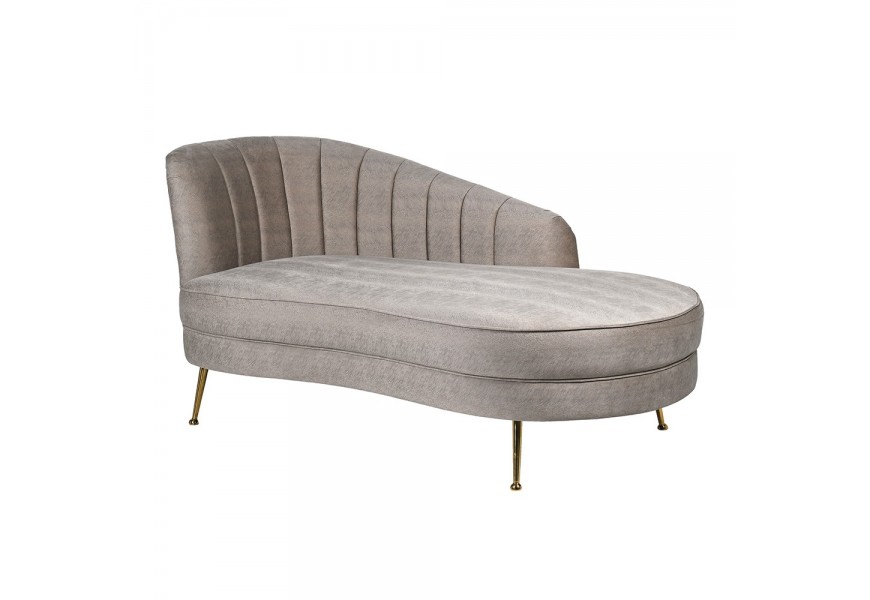 Moderná leňoška Kabute v sivom čalúnení s dizajnom srsti s tvarovanou opierkou a nožičkami v zlatom kovovom prevedení