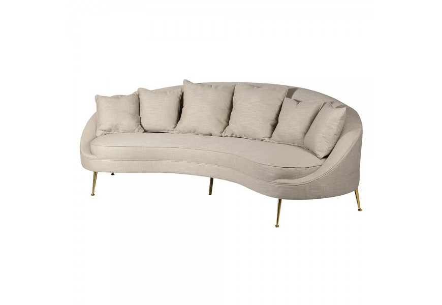 Trojsedačka Beigela s čalúnením svetlo béžovej farby s tvarovanou chrbtovou opierkou a nožičkami z kovu v zlatej farbe