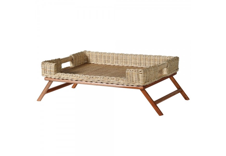 Praktický ručne pletený ratanový podnos Ratana v prírodnej hnedej farbe na škoricovo hnedom podstavci s nožičkami a úchytmi na oboch stranách