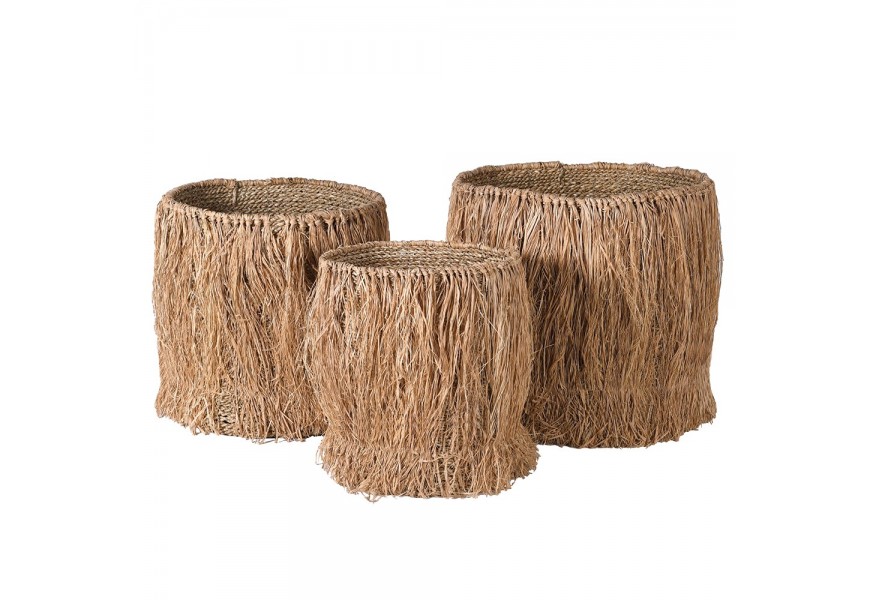 Sada troch dizajnových okrúhlych ručne pletených košíkov Wildo z morskej trávy v prirodzenej hnedej farbe v etno štýle s úložným priestorom