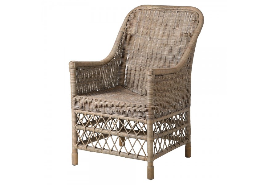 Ratanové masívne kreslo Ratana v teplej kapučínovej farbe s hustým výpletom na opierkach na štyroch nožičkách