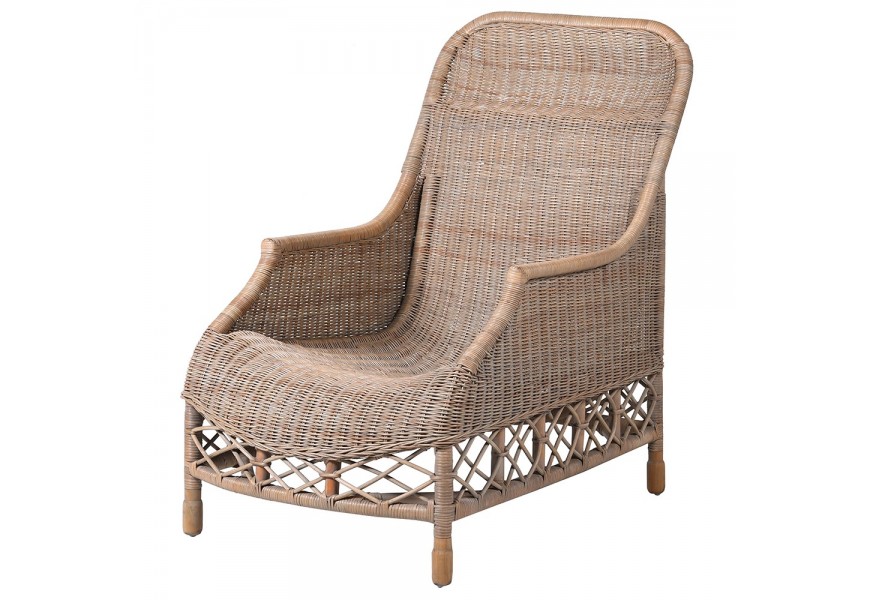 Masívne pohodlné ratanové kreslo Ratana na nožičkách v hnedej kapučínovej farbe s opierkami na ruky a hustým ručne pleteným ratanovým výpletom