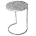 Chrómový okrúhly príručný stolík Mabel s kovovou konštrukciou a mramorovou povrchovou doskou 