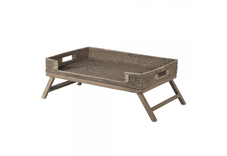 Dizajnový ratanový podnos Ratana v sivo-hnedom prevedení na štyroch šikmých nožičkách s otvormi na úchyty na mahagónovej konštrukcii