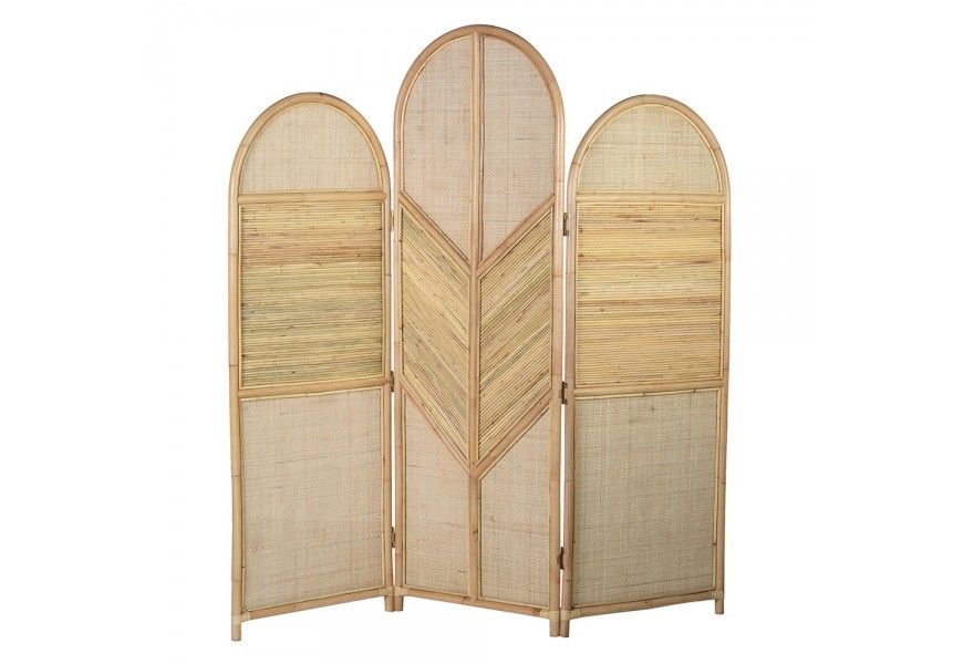 Štýlový rozkladací ratanový paraván z kolekcie Ratana s jawit aplikáciou v stredovej časti na nožičkách zložený z troch rôzne vysokých panelov v koloniálnom štýle