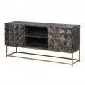 Sivý masívny TV stolík Relia z mangového dreva v art-deco štýle s vyrezávanými dvierkami a zlato zafarbenými kovovými nožičkami