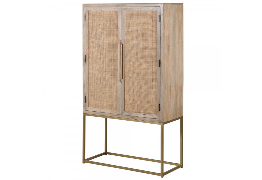 Mas&iacute;vna koloni&aacute;lna skriňa Recto s ratanovo vypletan&yacute;mi dvierkami a kovovou podstavou zlatej farby bledo hned&aacute; 160cm