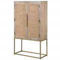 Mas&iacute;vna koloni&aacute;lna skriňa Recto s ratanovo vypletan&yacute;mi dvierkami a kovovou podstavou zlatej farby bledo hned&aacute; 160cm