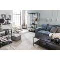 Obývačka v industriálnom štýle zariadená moderným nábytkom Industria Negra v čiernej farbe s dyhovaným povrchom