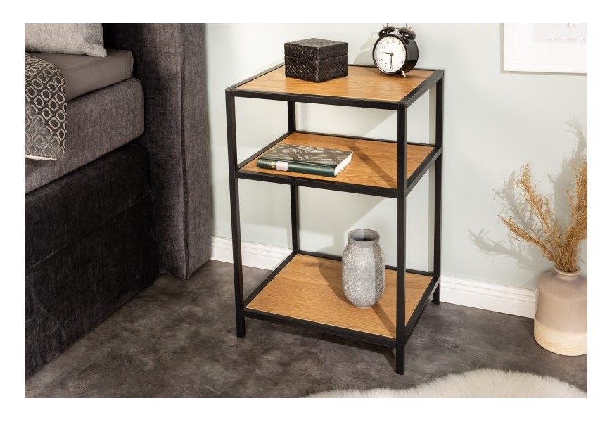 Industriálny nočný stolík Industria Natura s čiernymi kovovými nožičkami a poličkami z dreva v bledo hnedom dubovom vyhotovení