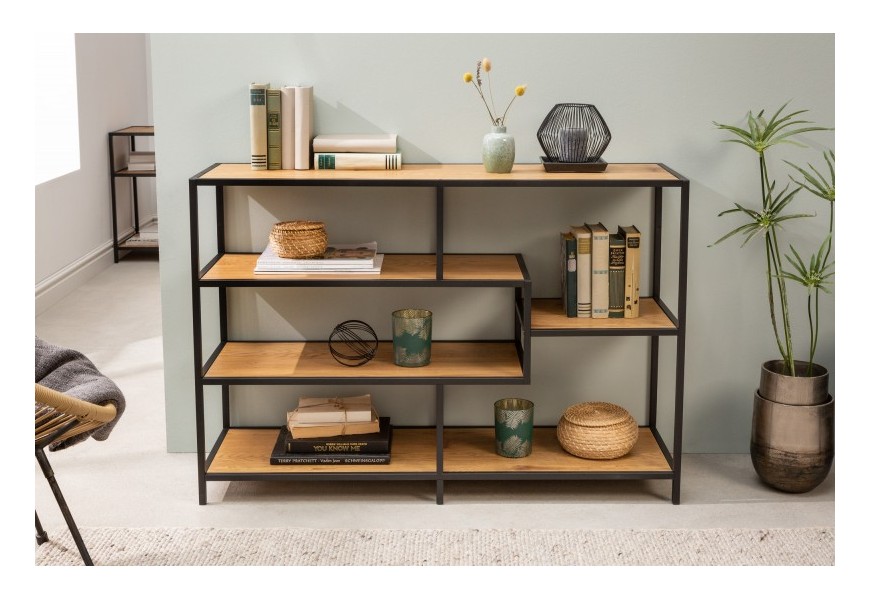 Moderný kovový regál Industria Natura v industriálnom štýle s čiernou konštrukciou a piatimi hnedými drevenými poličkami v prevedení dub