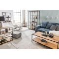 Moderná obývačka zariadená kolekciou industriálneho dizajnového nábytku Industria Natura v bledo hnedej farbe