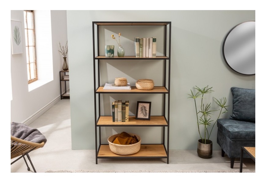 Moderný regál z kovu Industria Natura s čiernou konštrukciou a štyrmi drevenými poličkami