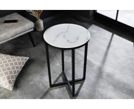 Moderný biely príručný stolík Industria Marbleux v industriálnom prevedení s mramorovým vzhľadom s čiernou podstavou z kovu