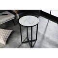 Moderný biely príručný stolík Industria Marbleux v industriálnom prevedení s mramorovým vzhľadom s čiernou podstavou z kovu