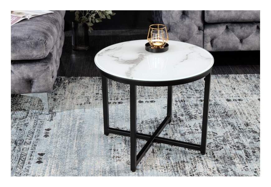 Dizajnový okrúhly príručný stolík Industria Marbleux v bielom industriálnom mramorovom prevedení s čiernou podstavou z kovu