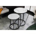Moderný kovový okrúhly set príručných stolíkov Industria Marbleux so sklenenými doskami s mramorovým vzhľadom biely