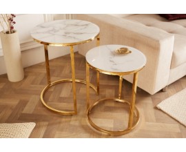 Moderný set okrúhlych príručných stolík Gold Marbleux so sklenenými doskami v bielom mramorovom prevedení s kovovými podstavami zlatá