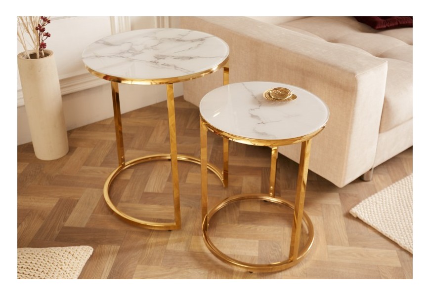 Moderný set okrúhlych príručných stolík Gold Marbleux so sklenenými doskami v bielom mramorovom prevedení s kovovými podstavami zlatá