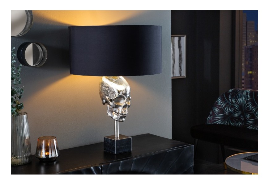 Dizajnová strieborná stolná lampa Uma v art deco štýle s konštrukciou v tvare lebky a s čiernym kruhovým tienidlom