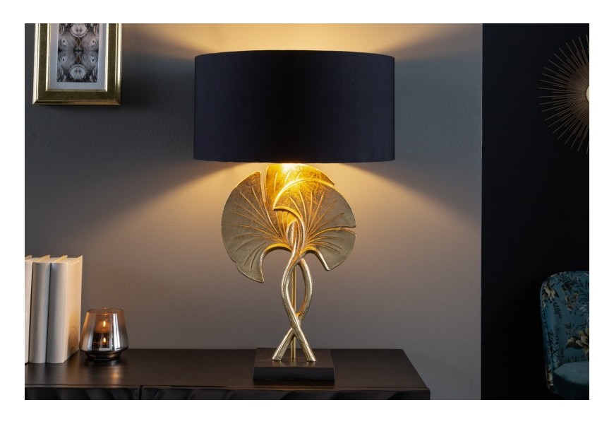 Elegantná zlatá stolná lampa Miserei s konštrukciou v tvare listov ginka a s čiernym tienidlom