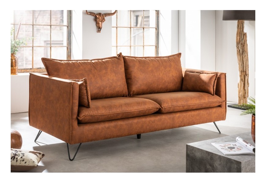 Dizajnová retro sedačka Amalfi s hnedým čalúnením z mikrovlákna s koženým vintage efektom a s čiernymi nožičkami z kovu