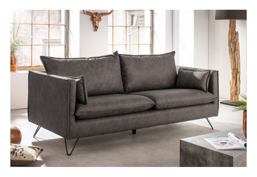 Štýlová retro sedačka Amalfi s tmavošedým čalúnením s výraznými prešívanými vankúšmi a kovovými nohami