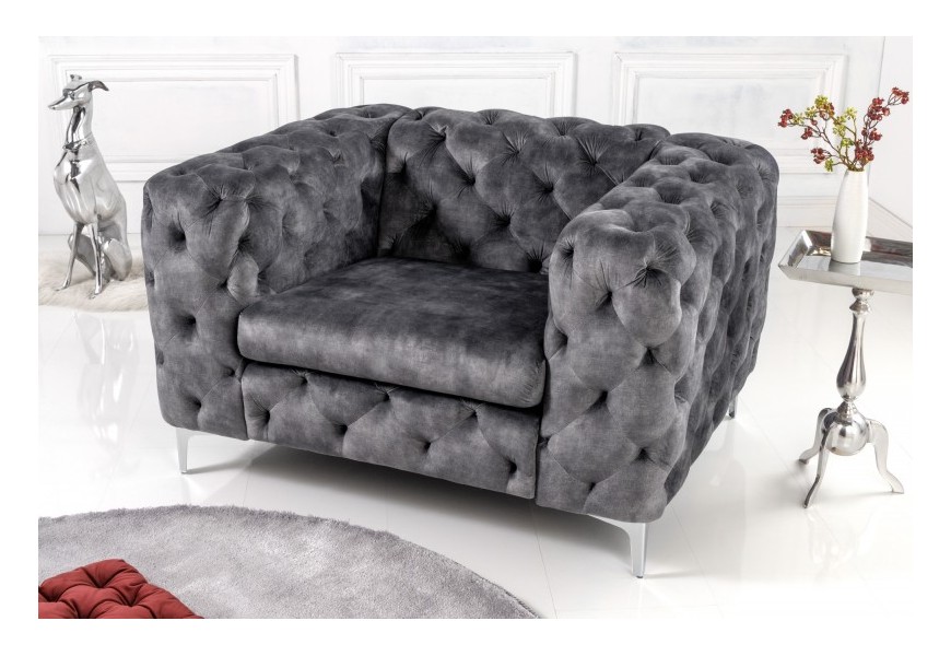 Chesterfield kreslo Modern Barock v glamour štýle so sivým zamatovým čalúnením a striebornými nožičkami 120cm