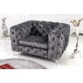 Chesterfield kreslo Modern Barock v glamour štýle so sivým zamatovým čalúnením a striebornými nožičkami 120cm