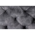 Chesterfield kreslo Modern Barock v glamour štýle so sivým zamatovým čalúnením a striebornými nožičkami 120cm