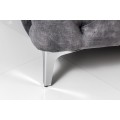 Chesterfield kreslo Modern Barock v glamour štýle so sivým zamatovým čalúnením a striebornými nožičkami 120cm