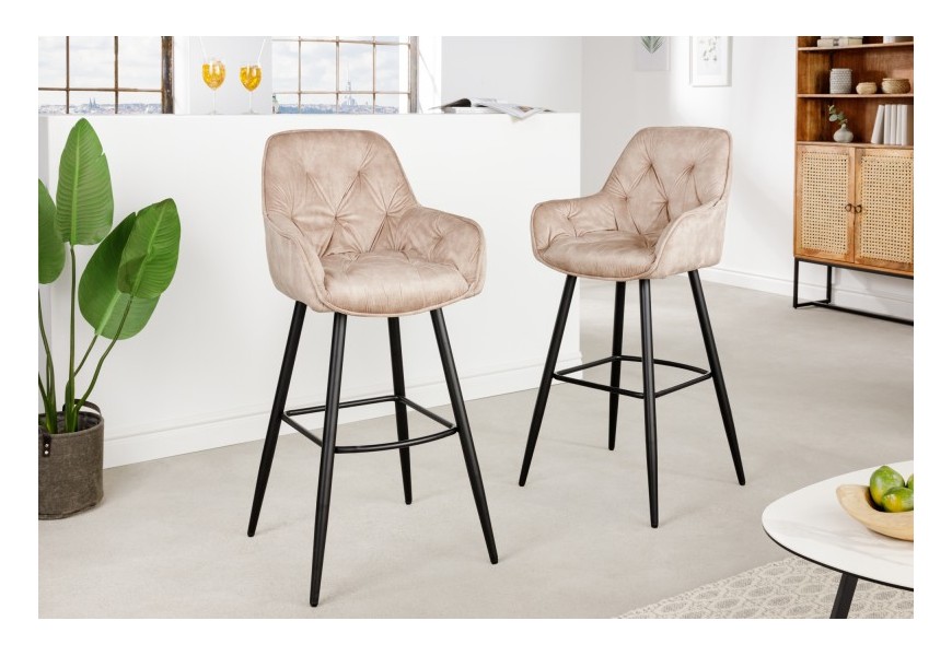 Dizajnová zamatová barová stolička Mast v šampanskej farbe s kovovými nožičkami čiernej farby
