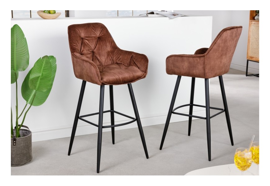 Dizajnová barová stolička Mast v hnedom zamatovom prešívanom čalúnení s kovovými nožičkami čiernej farby