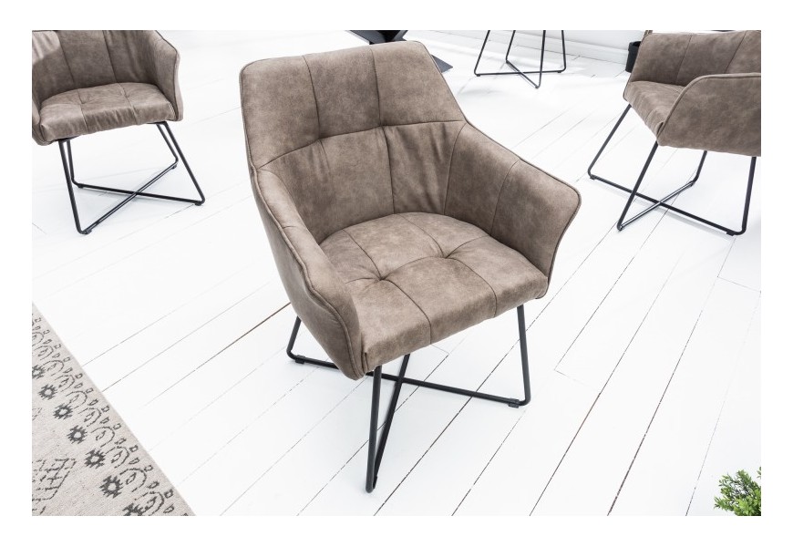 Moderná čalúnená stolička s opierkami v tvare klasického kresla s hnedošedým zamatovým poťahom a čiernou kovovou podstavou z tenkých nožičiek